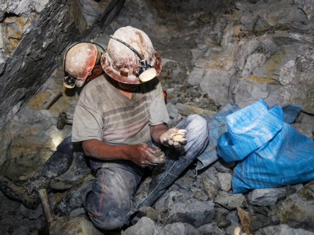 Another commission of inquiry, while mining continues to suffer from the mafia