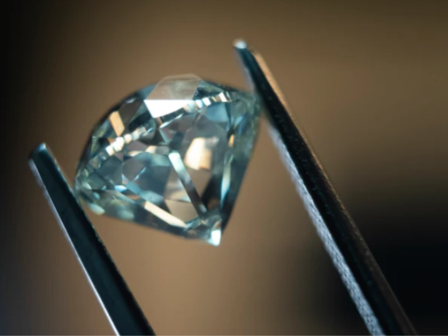 de-beers-tracks-three-million-diamonds-using-blockchain-technology