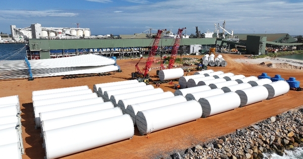 St Ives wind turbines dock at Geraldton port