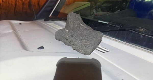 Rock falls from ventilation bag onto bonnet of light vehicle
